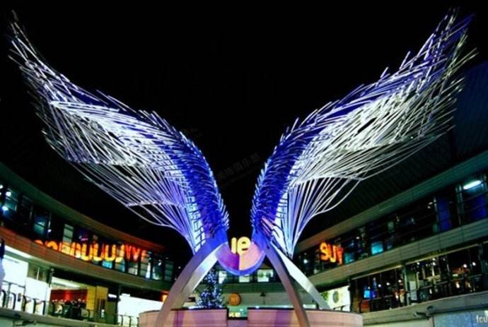 钢管组成的翅膀大型城市雕塑