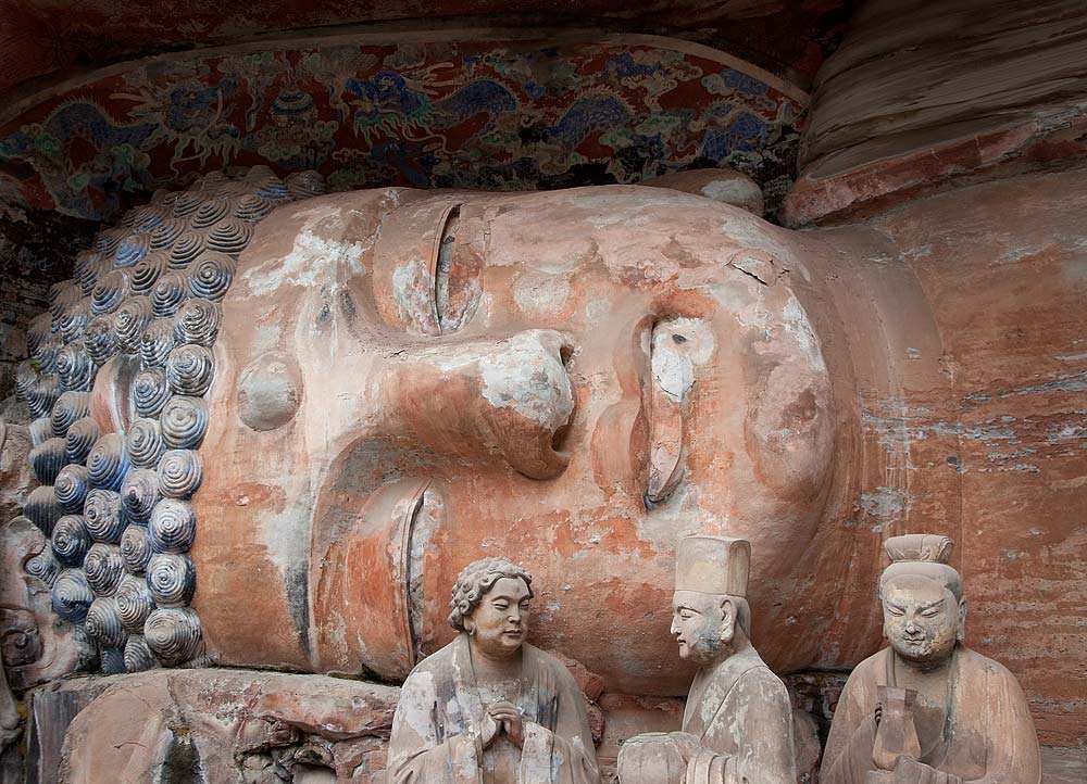 大足石刻躺着的大佛人像雕塑
