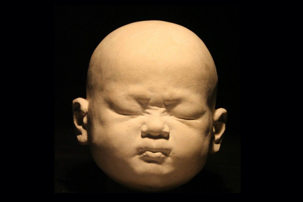 婴儿人物头像雕塑