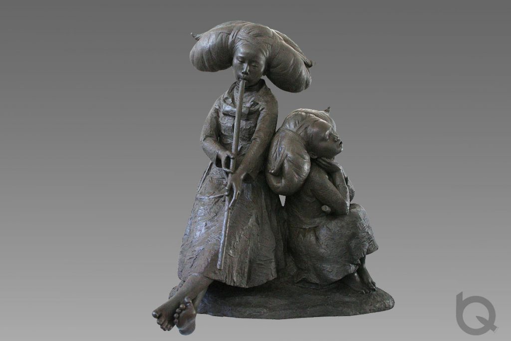 吹笛子的苗族女人胡学富雕塑艺术家创作的铸铜人物雕塑