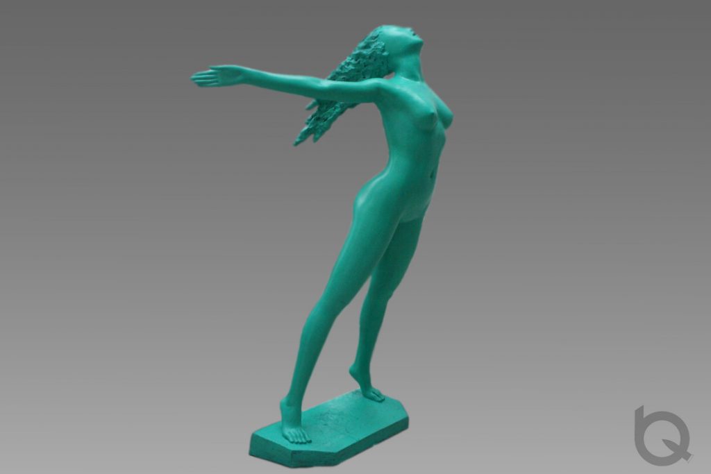 双手张开的女人裸体雕塑