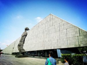 南京大屠杀纪念馆与大门前的人物雕塑