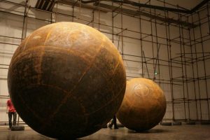 隋建国的大球耐候钢雕塑