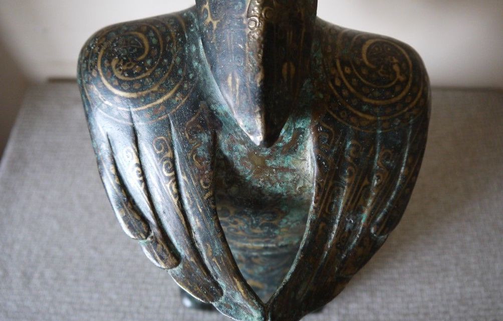 战国青铜错金云气纹跽坐羽人道教雕塑