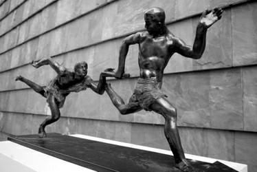 接力赛跑男女人体跑步铸铜雕塑