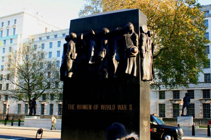 伦敦战争人物雕塑二战中的女人背光高清照