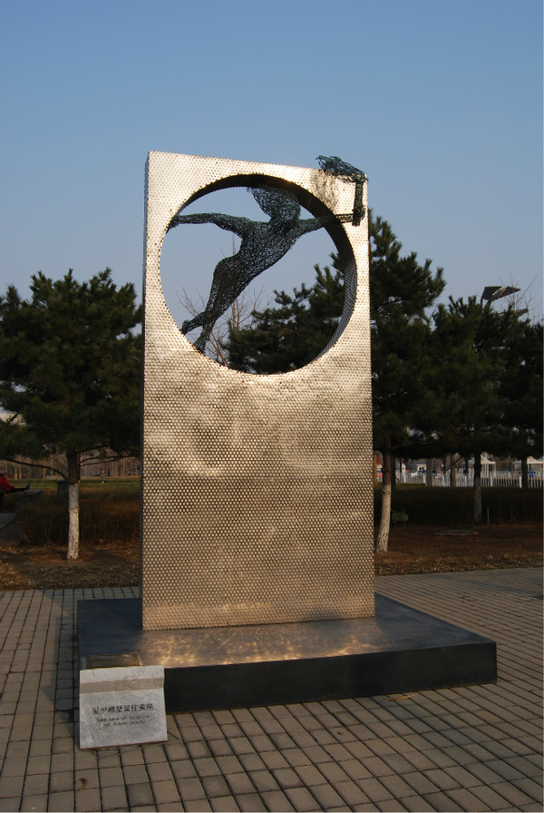 《奥林匹克理想的守护者》不锈钢与铸铜结合奥运雕塑作者伊娃-琼-福斯