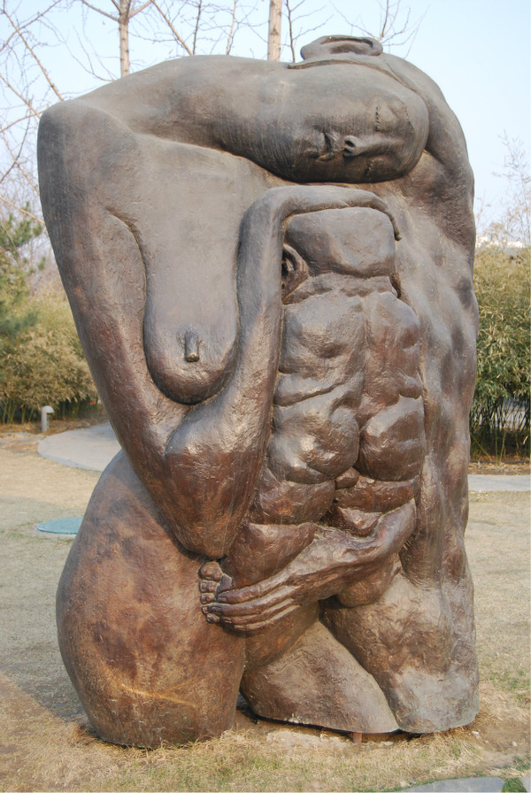 《母与子》铸铜人物奥运雕塑作者田世信