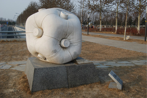 《充》石材奥运雕塑作者迪安-史耐德