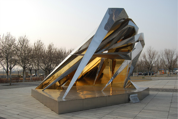 《三度空间的演变》不锈钢镜面抽象奥运雕塑作者文楼