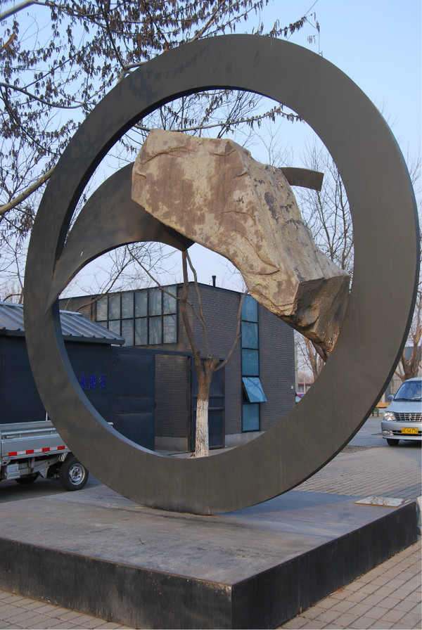 《恒久的循环》不锈钢与石材结合奥运雕塑作者约翰-冯-奥斯汀