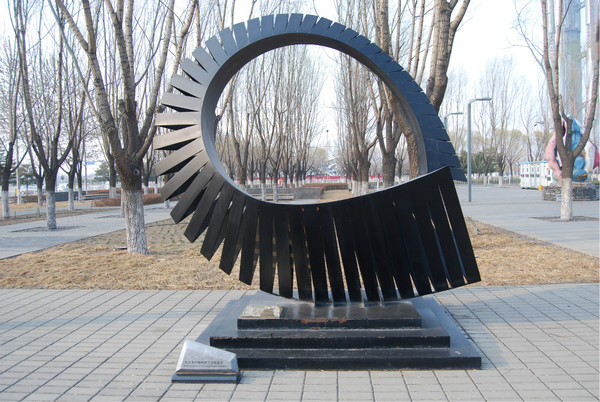 《棱镜》不锈钢奥运雕塑作者伊尔克-雅丁奇