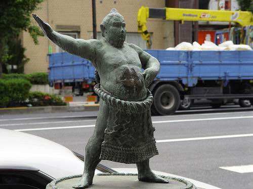 日本相扑人像铸铜雕塑