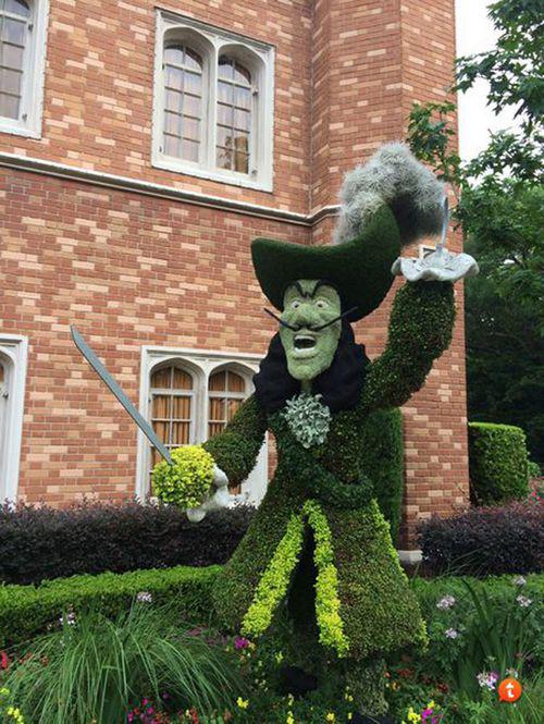 海盗船长绿色植物景观雕塑