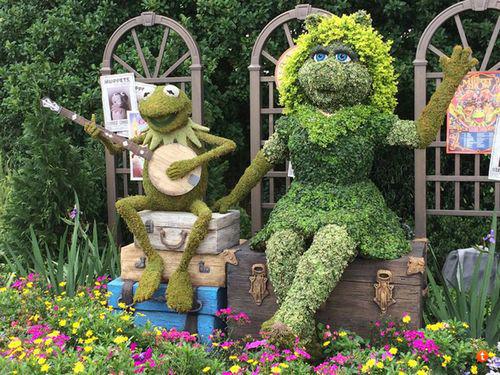 亲蛙和猪小妹绿色植物景观雕塑