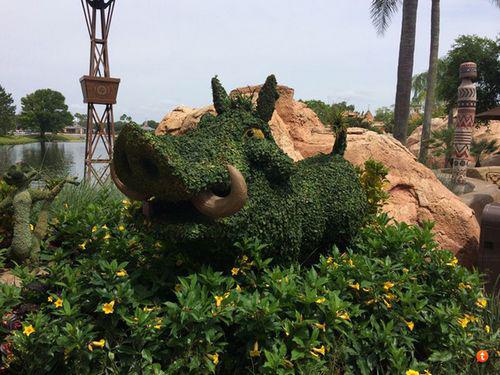 野猪绿色植物景观雕塑