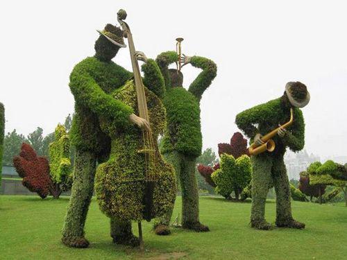 演奏爵士乐队绿色植物景观雕塑