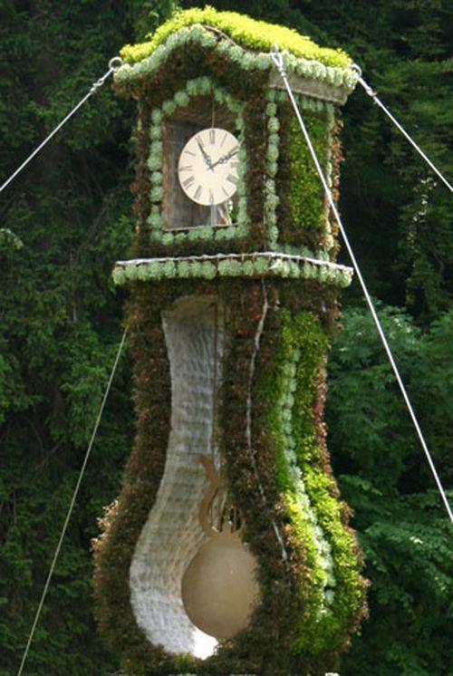 钟表绿色植物景观雕塑
