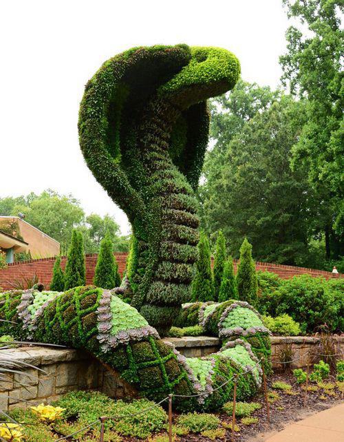 眼镜蛇绿色植物景观雕塑
