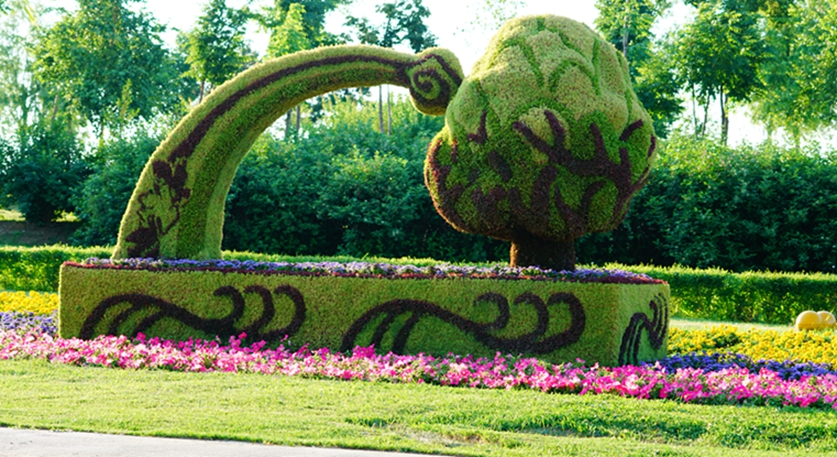 卡通草莓绿色植物景观雕塑