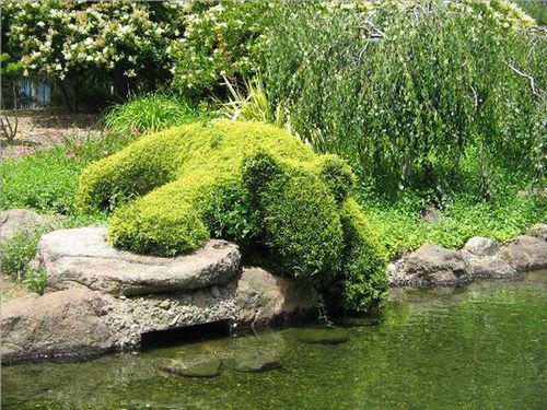喝水的熊绿色植物景观雕塑
