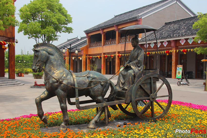中国古代人物铸铜景观雕塑小品马车上的古人近景