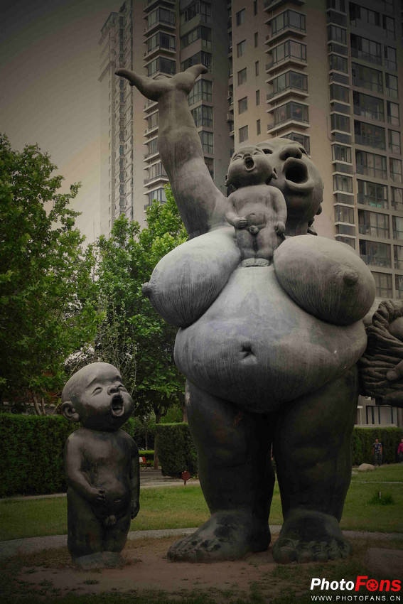 母亲孩子裸体天通苑小区民俗城市雕塑