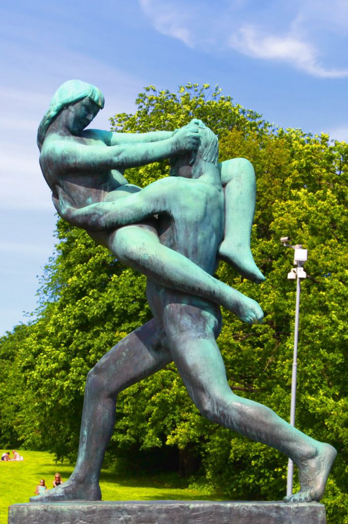 抱在一起的裸体女人男人爱情维格兰雕塑公园