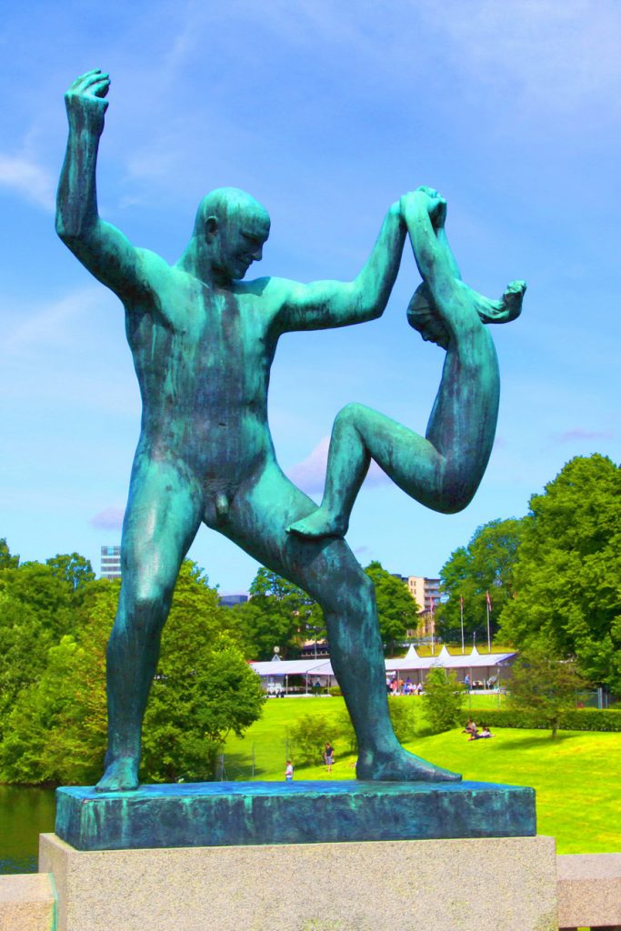 与小孩嬉戏的老人裸体维格兰雕塑公园