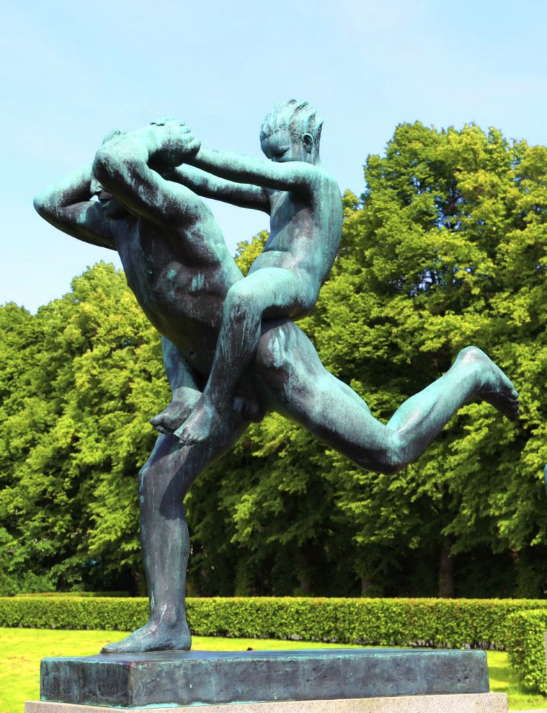 维格兰雕塑公园与小孩嬉戏的裸体男人铸铜雕塑