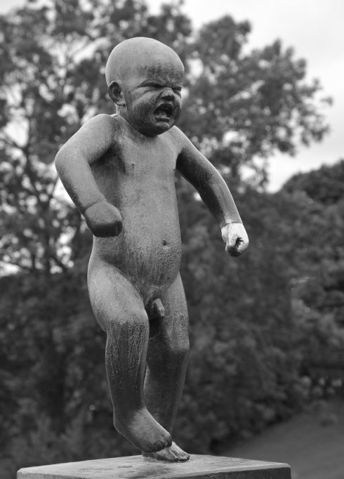 维格兰雕塑公园生气的小孩裸体铜雕
