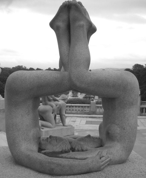 维格兰雕塑公园性爱倒立的人体石雕