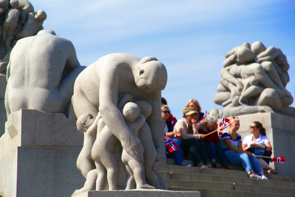 老人抱着孩子维格兰雕塑公园石雕