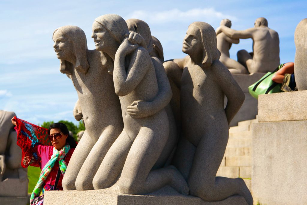 跪着的裸体女人石雕维格兰雕塑公园