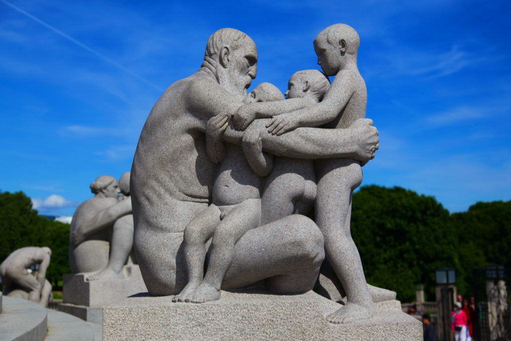维格兰雕塑公园抱着孩子的裸体老人