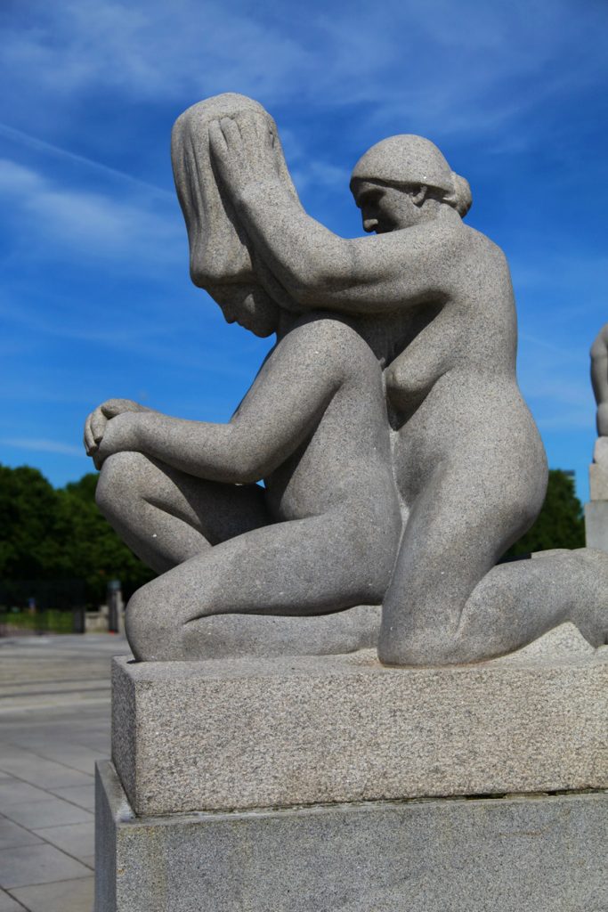 为女儿洗头的母亲裸体女人石雕维格兰雕塑公园