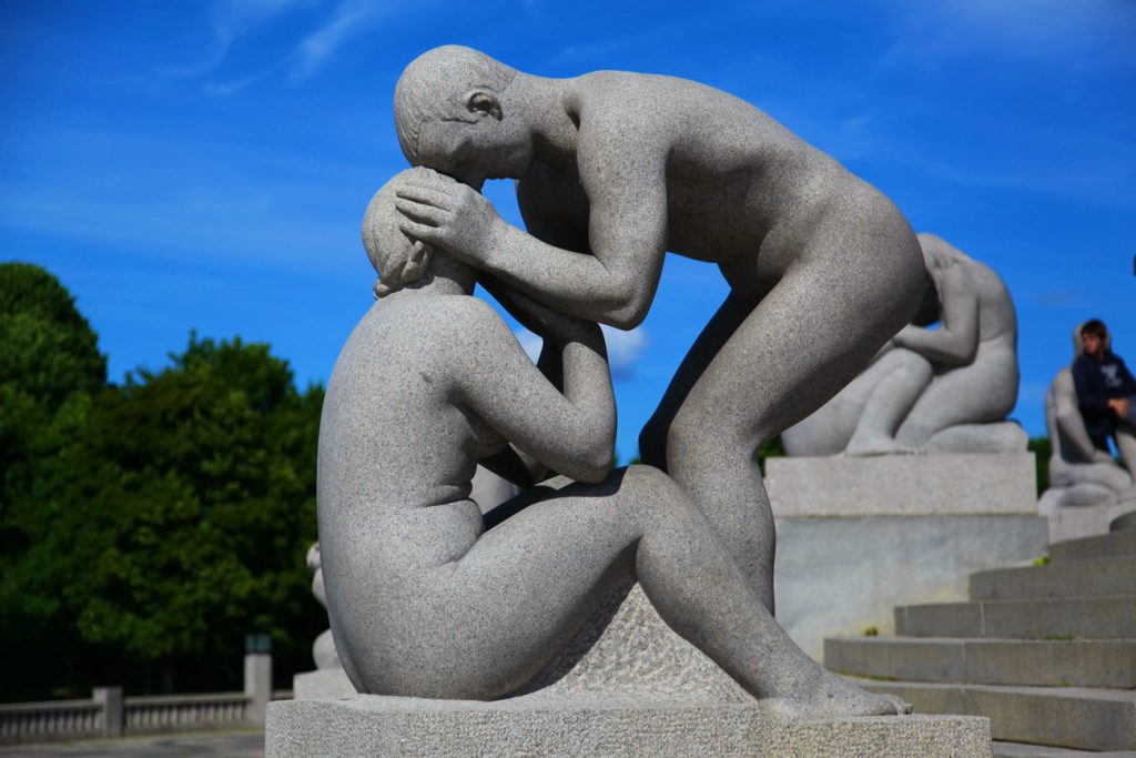 头碰头裸体女人男人石雕维格兰雕塑公园