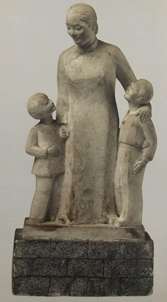 雕塑家王合内的宋庆龄和小朋友人物雕塑