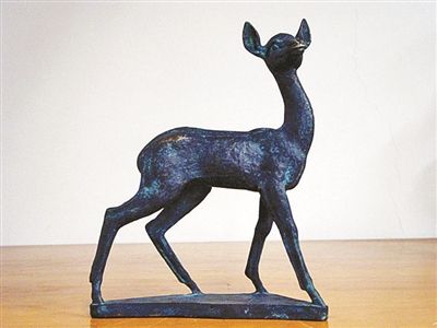 雕塑家王合内的小鹿动物雕塑