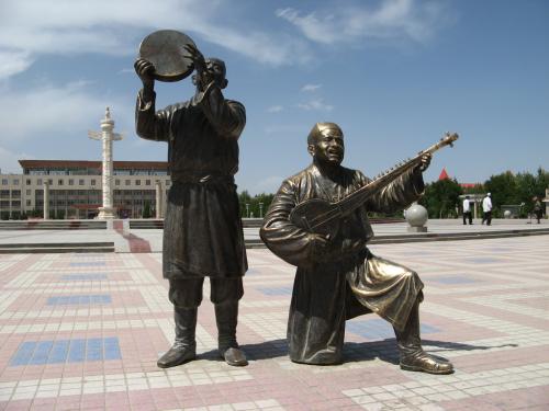新疆少数民族人物仿铜玻璃钢雕塑