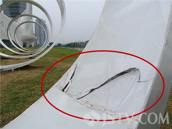 玻璃钢雕塑小品损坏