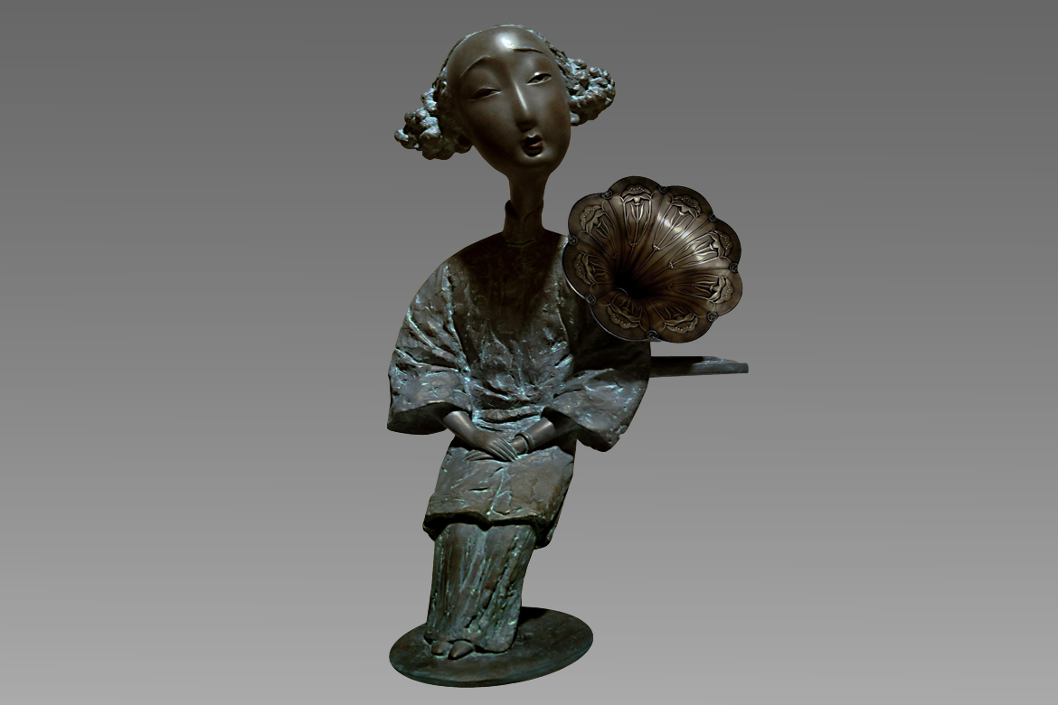 留声机与民国美女的青铜雕塑高清图片