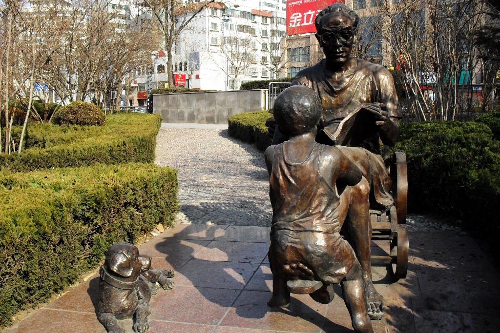 博仟铸铜雕塑厂打造的看书铸铜人物雕塑