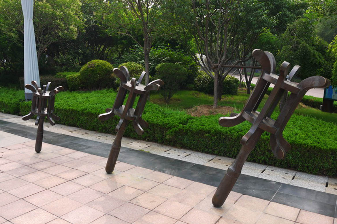 博仟铸铜雕塑厂铸造的风筝木拐子大中小铸铜雕塑
