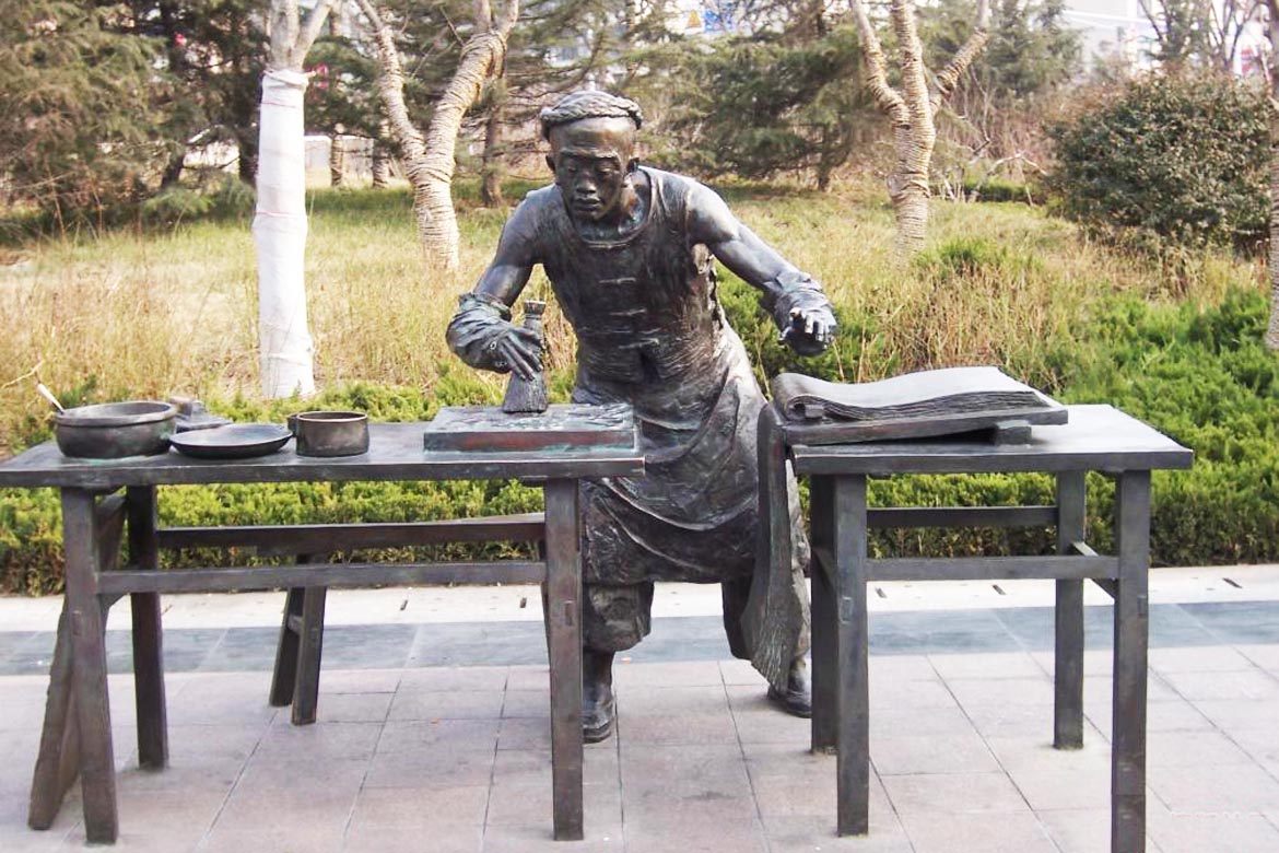 铸铜雕塑厂家塑造的潍坊风筝广场印年画人物雕塑