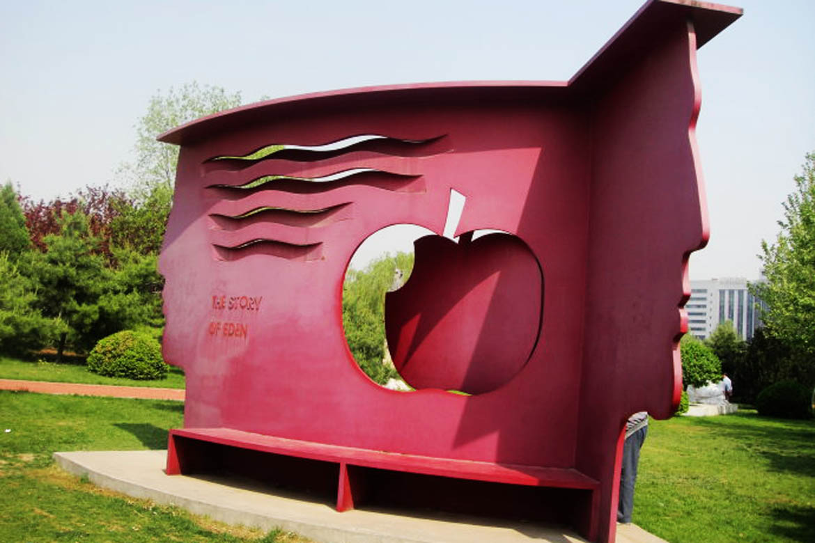 北京国际雕塑公园不锈钢雕塑厂的伊甸园红色不锈钢雕塑侧面
