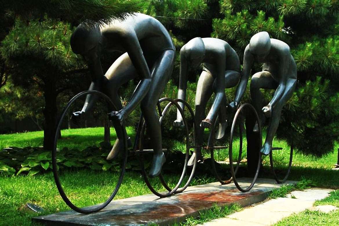 北戴河自行车锻铜广场雕塑正面