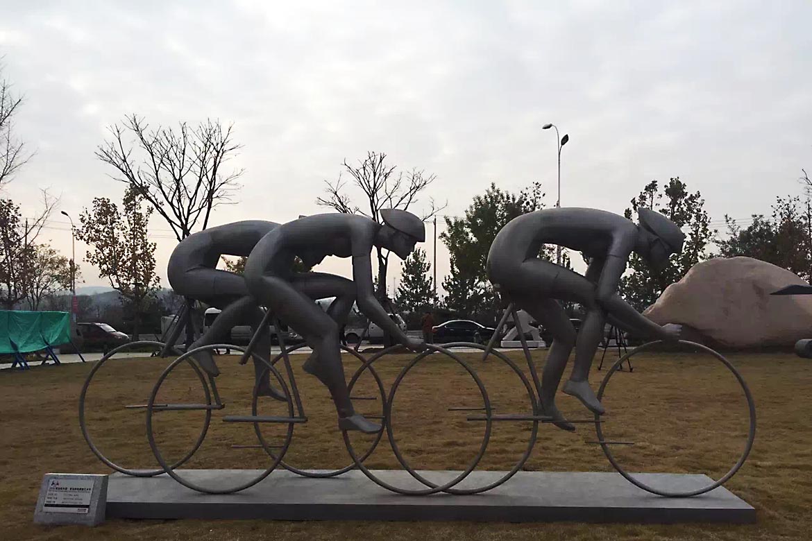 赛自行车不锈钢体育雕塑全景