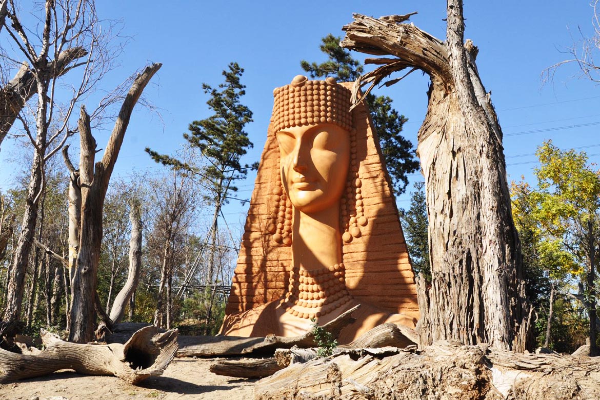 北京奥林匹克公园新疆园楼兰姑娘砂岩雕塑