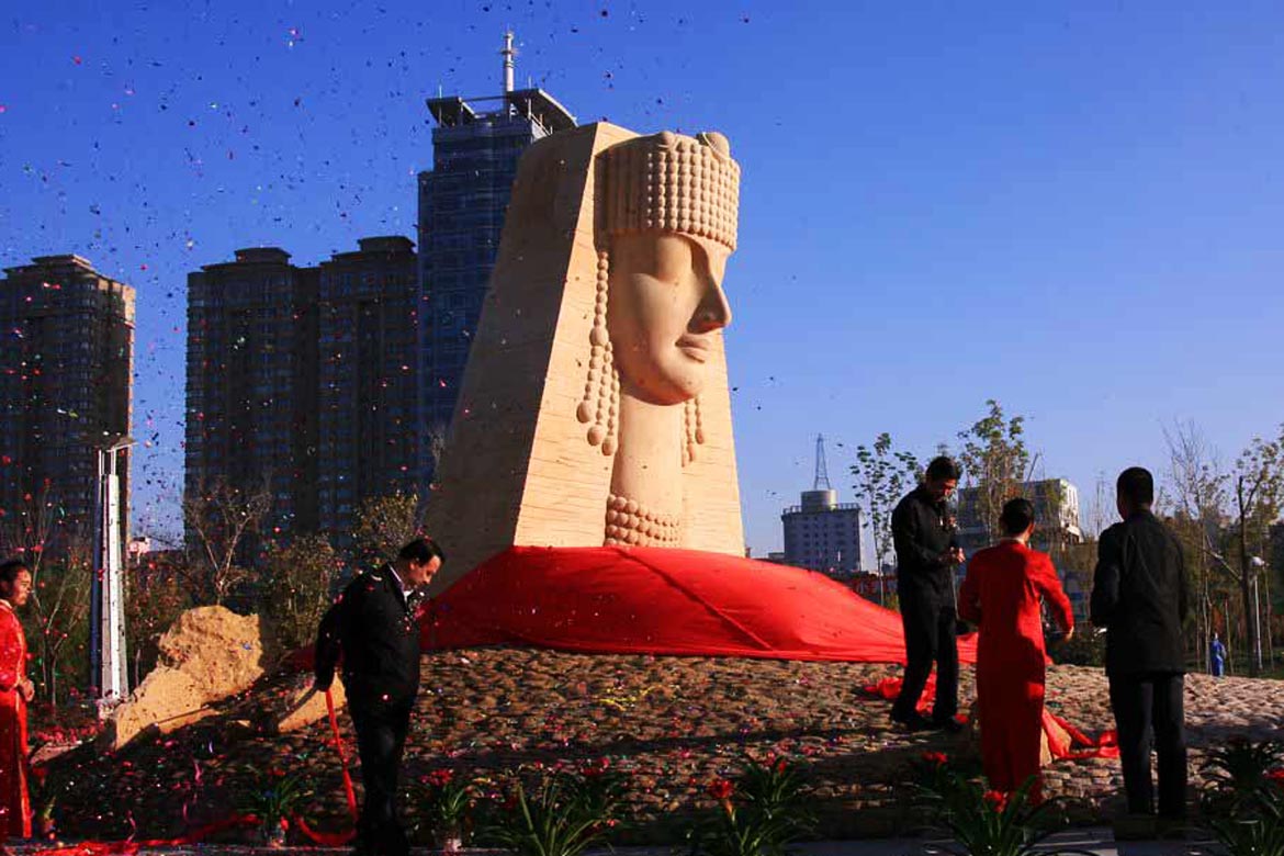 博仟砂岩雕塑厂家打造的楼兰姑娘在乌鲁木齐南湖广场的揭幕仪式